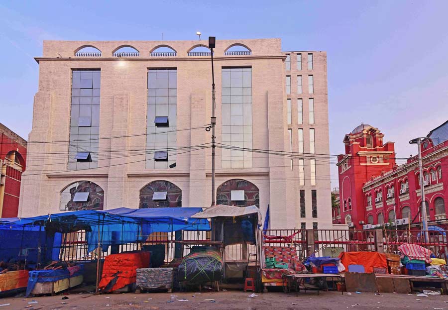The new building of Kolkata Municipal Corporation (KMC) has been completed. The new office building is situated at the plot where Chaplin Cinema once stood. Various corporation departments will be shifted to this new building  