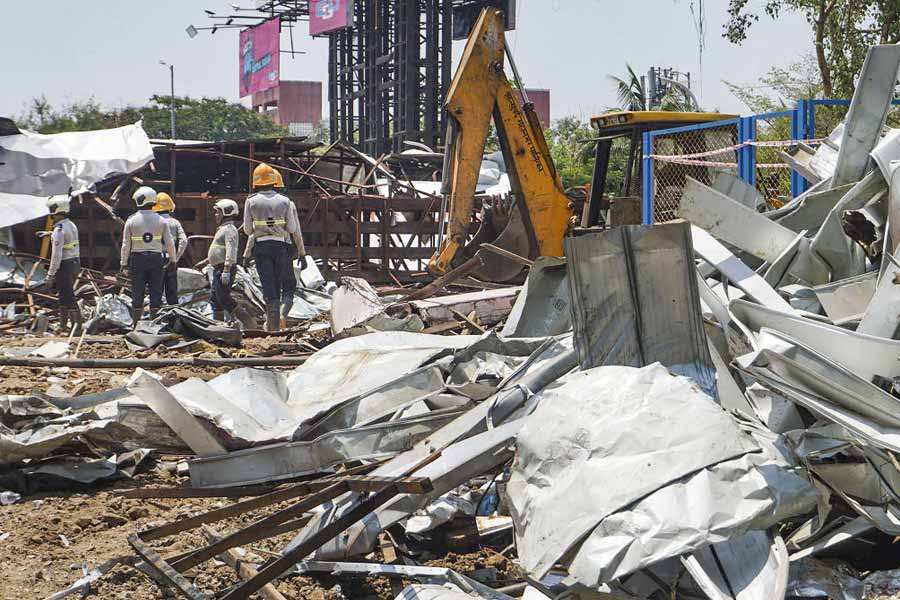 hoarding collapse | Bodies of retired general manager of Air Traffic ...