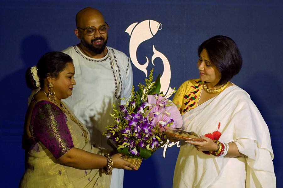 Joita Sen being felicitated by Swastika Mukherjee, in the presence of Abhisek Roy