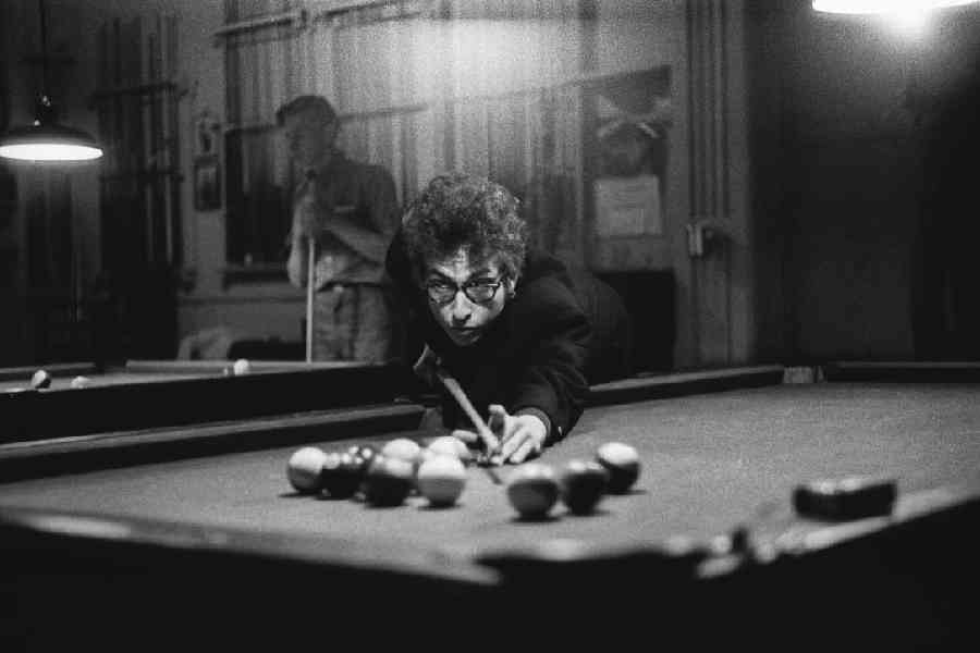 Bob Dylan playing pool, Kingston, New York, 1964