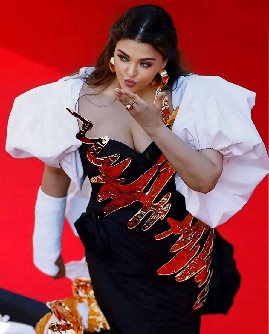 The black corsetted gown featured dramatic white puff sleeves and a 3D rose stitched to the waistline of the ensemble.