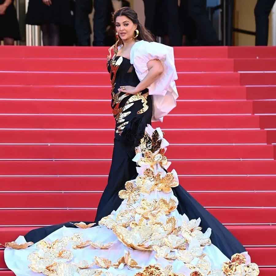 A floor-sweeping train adorned with hand-beaten gold flowers also accentuated her ensemble.