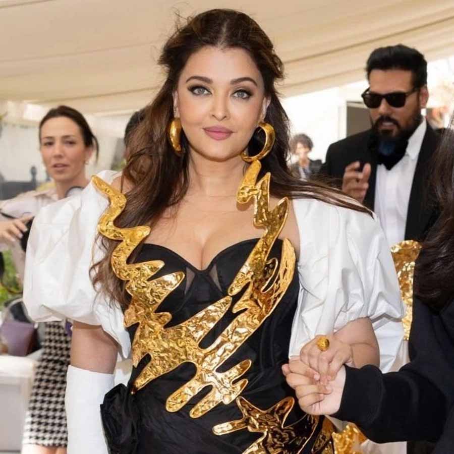 Aishwarya Rai Bachchan | Aishwarya Rai Bachchan stuns at Cannes in Falguni  Shane Peacock gown designed to complement her arm plaster; see pictures -  Telegraph India