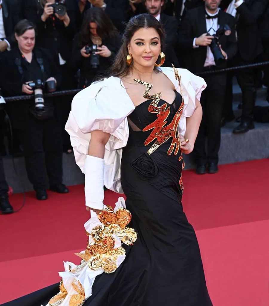 Aishwarya Rai Bachchan | Aishwarya Rai Bachchan stuns at Cannes in ...