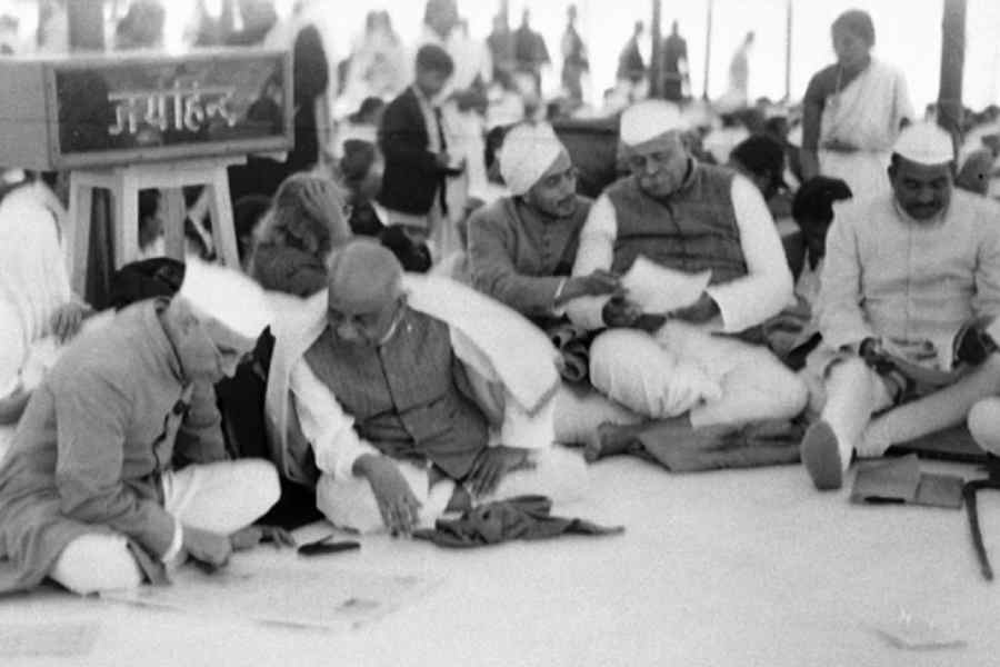 Jawaharlal Nehru with Vallabhbhai J. Patel at the A.I.C.C. meeting at Jaipur Congress Session, Gandhinagar.