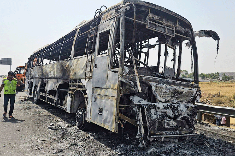 Bus accident | Nine people burnt alive and 15 injured as tourist bus ...