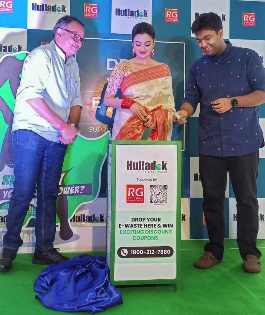 Hulladek Recycling Pvt Ltd has joined hands with RG Cellular, a retail and distribution network of eastern India, to launch a unique initiative, ‘Drop Your E-Waste’. The campaign promotes responsible e-waste disposal. The collaboration will result in the installation of E-Waste Bins across all RG Cellular outlets in Kolkata to make e-waste disposal more accessible and convenient for the people. The initiative was launched on Thursday at the RG Cellular Store, Acropolis Mall in the presence of actor Darshana Banik; Nandan Mall, chairman & managing director, Hulladek Recycling Pvt Ltd. & Ravi Gupta, director, RG Cellular