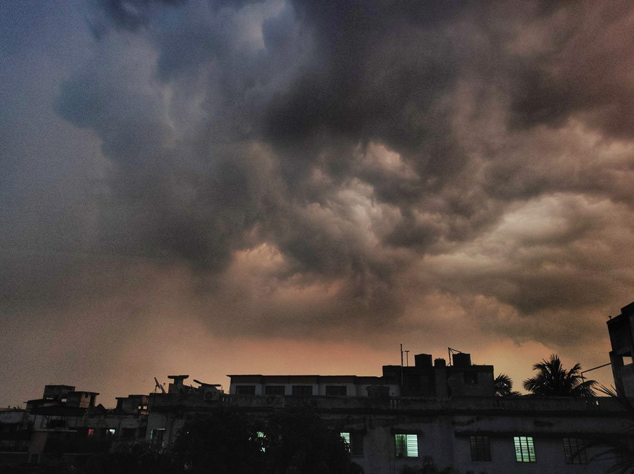 Kolkata remained dry for the last seven days even though it rained in several districts of West Bengal, especially in north Bengal. On Saturday, the sky turned gloomy and traces of rainfall were detected in a few areas. In the upcoming days, a cyclonic circulation has been predicted