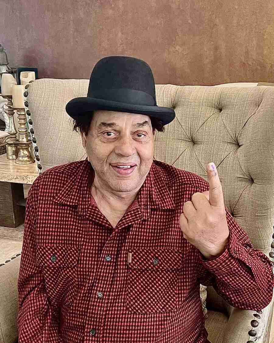 “Bhartiya hone ka sab se bada SABOOT…Apka vote hai hai dosto. Apne iss haq ka fayda uthaye………Vote zaroor daliyega,” Bollywood veteran Dharmendra wrote on Instagram alongside a picture of him showcasing his inked finger after casting his vote.