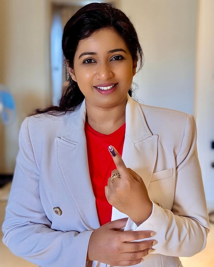 Shreya Ghoshal visited a polling booth in a white blazer over an orange t-shirt. “Go vote 🇮🇳. Every vote counts. #Mumbai walon ghar se niklo aur apna vote do,” her caption reads.