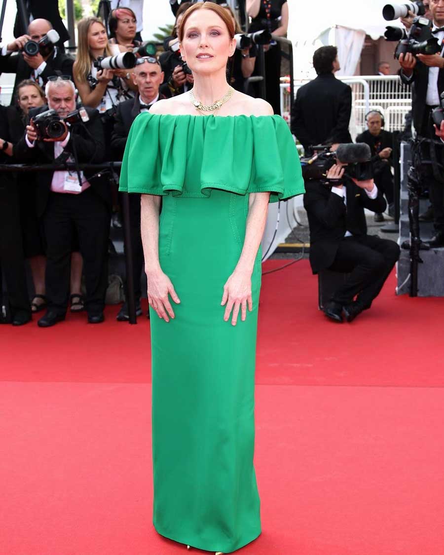 Julianne Moore went for a chic look in an off-shoulder emerald-fitted gown featuring a curtain-like ruffled neck detail. She was present at the world premiere of Horizon: An American Saga at the event.