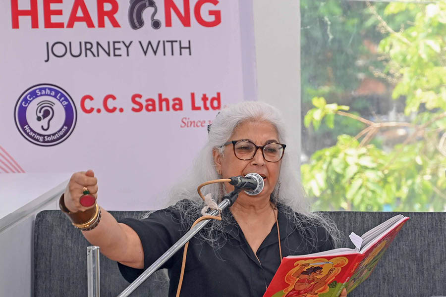 Dolly Basu enacting from ‘Thakumar Jhuli’.