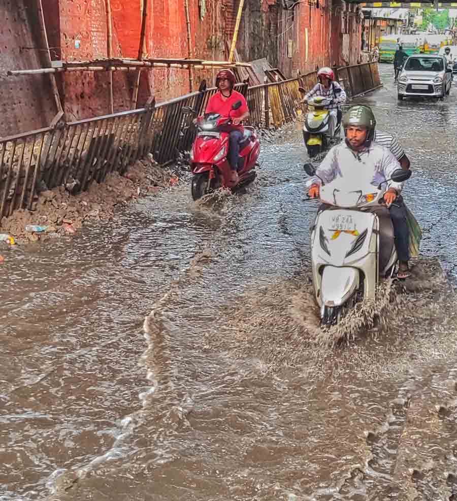 Due to a cyclonic circulation over the Bay of Bengal, parts of Kolkata and other districts of West Bengal experienced thunderstorms and showers.  A rainfall of about 5.1mm was recorded in the city on Monday evening. The Dum Dum underpass was waterlogged after the rain