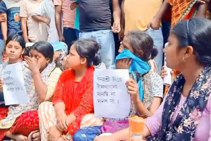 North Bengal | Cooch Behar: Female students of Gitaldaha High School ...