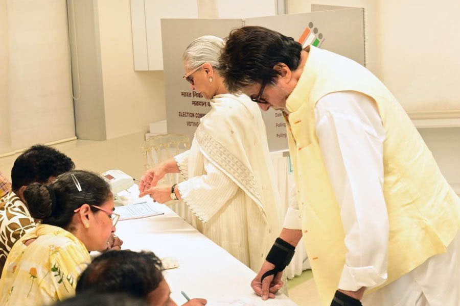 (L-R) Amitabh Bachchan with wife Jaya Bachchan