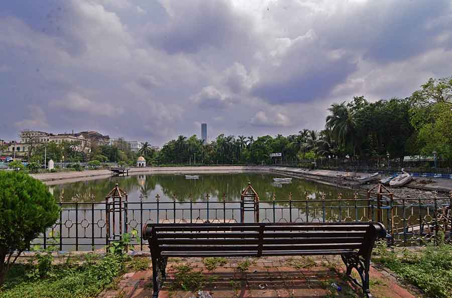 Kolkatans are no longer allowed inside Manohardas Tarag, the iconic pond opposite Firpo’s Market on Jawaharlal Nehru Road. The state public works department has handed over the water body to Railway Vikas Nigam Limited to facilitate the tunnelling and construction of the Esplanade station for the Joka-Esplanade Metro corridor. The water will shortly be completely drained out