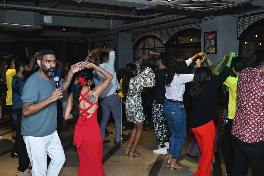 The celebrations got underway with a merengue workshop for everyone present, with Hitesh advising: “Don’t grip, just vibe with your partners”. Two concentric circles formed on the dance floor — while the outer circle remained in its position, the inner circle kept moving clockwise after finishing every sequence. A lively crowd filled the space, most of them being regulars who usually make it to every HLT