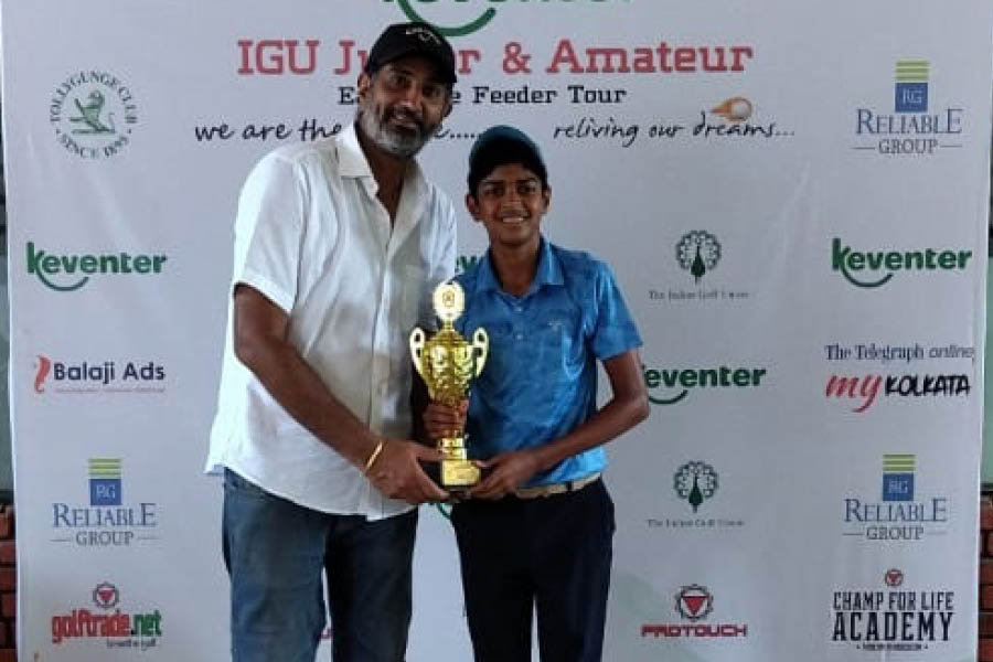 Varish Mohta (right) collects his trophy from H.S. Bindra.