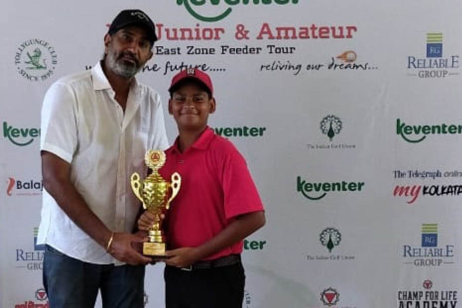 Aranyak Chakraborty (right) collects his trophy from H.S. Bindra.