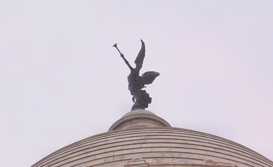 While many believe the mobility of the Angel of Victory to be a myth, it does in fact rotate. Perched atop the dome, the bronze angel weighs 3 tonnes and is 16 feet high. It moves only with wind speeds of over 20km. So plan your next visit to Victoria Memorial during a storm