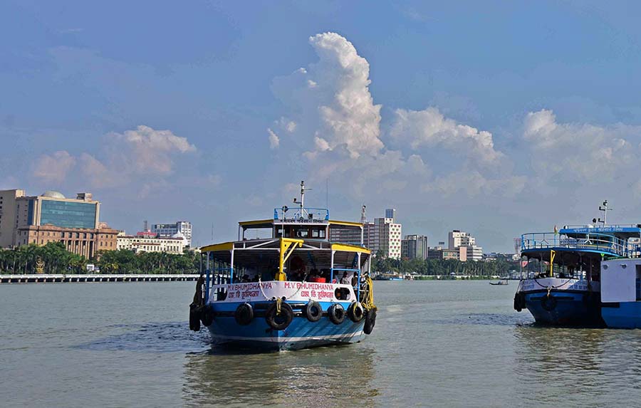 Kolkata experienced a hot Friday with a maximum temperature of 36.7 ̊C. The depression over central Bay of Bengal has moved north-northeastwards with a speed of 16 kmph on Friday over east Central Bay of Bengal near latitude 15.8°N and longitude 88.9°E, about 700 km south-southwest of Khepupara (Bangladesh), about 660 km south-southeast of Sagar Islands (West Bengal) and 710 km south of Canning (West Bengal). It is very likely to cross Bangladesh and adjoining West Bengal coasts between Sagar Island and Khepupara around May 26 midnight as a Severe Cyclonic Storm  