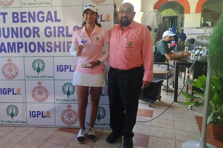 Vidhatri Urs (left) collects her trophy from tournament director Paramjit Singh.