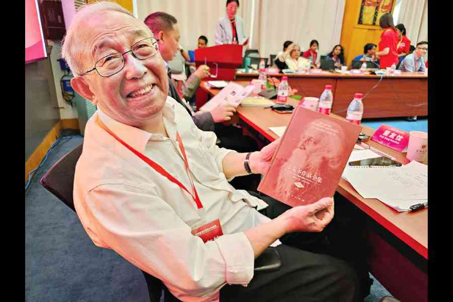 Prof Don Youchen, the editor-in-chief of the Chinese translation of The Complete Works of Tagore