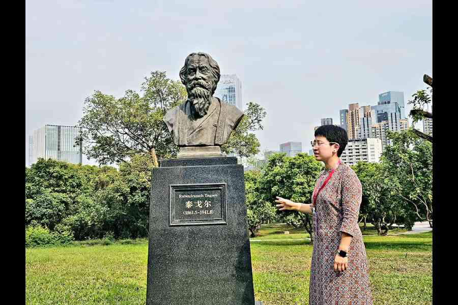 A statue of Tagore in the garden of Shenzhen University