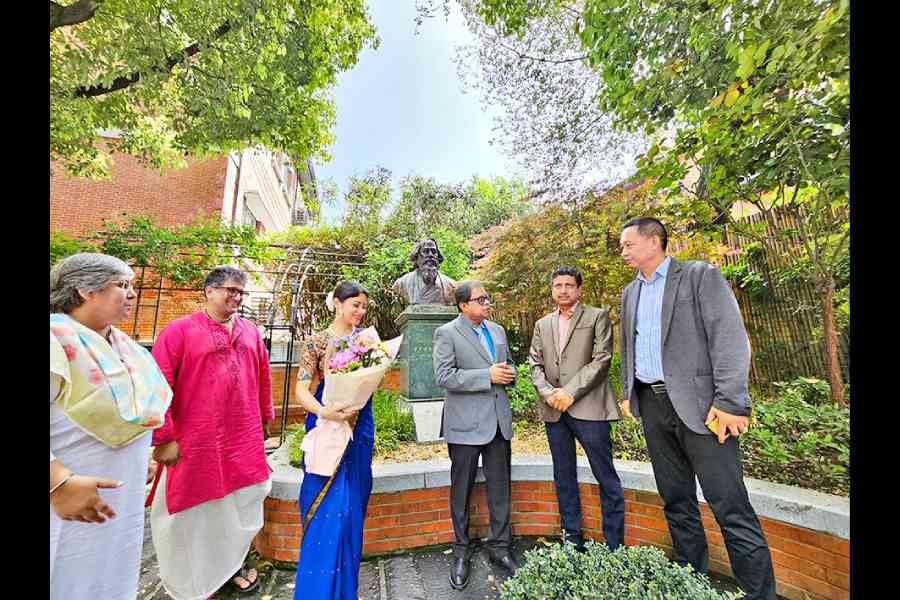 “Following Tagore Footstep" delegation comprised (L-R) Baisakhi Mitra, head of the department of museology and Rabindra Bharati Museum, RBU; Manoj Murali Nair, singer; Souraja Tagore, dancer and a member of the Pathuriaghata wing of the Tagore family who teaches English at The Bhawanipur Education Society College; Sabyasachi Basu Ray Chaudhuri, former vice-chancellor of Rabindra Bharati University; Avijit Banerjee, head of Cheena Bhavana, Visva-Bharati; and consul Zhang Zhizhong of the consulate general of China in Calcutta
