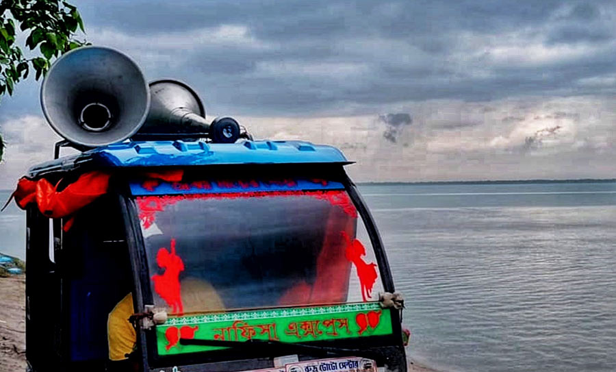 The administration in the coastal areas of West Bengal has been taking precautionary measures since Friday to ensure the safety of local residents, fishermen and tourists. Officials went around in an auto rickshaw making announcements in Bakkhali, South 24- Parganas, on Saturday   