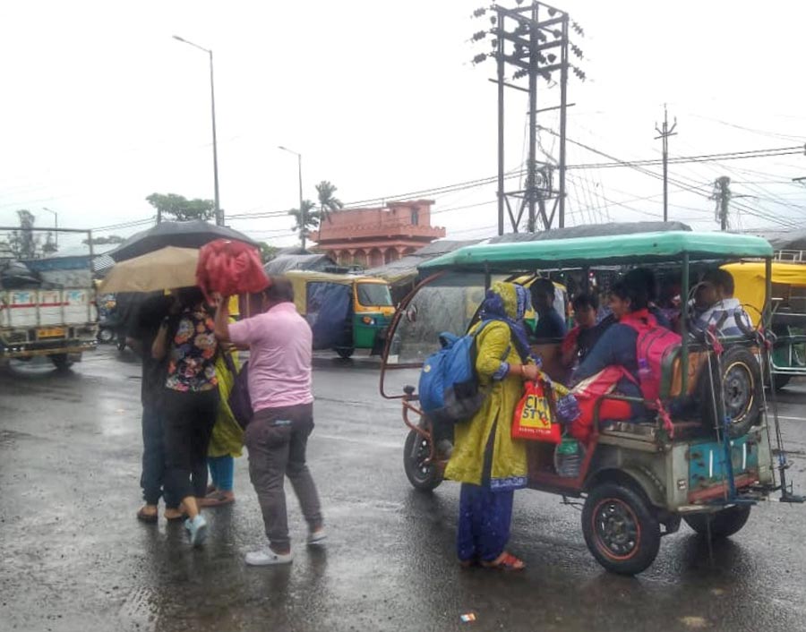 Several tourists are visiting the beaches of West Bengal during the ongoing summer vacations. On Sunday morning, many were seen returning home ahead of the cyclone. In pictures, tourists returning from Namkhana  