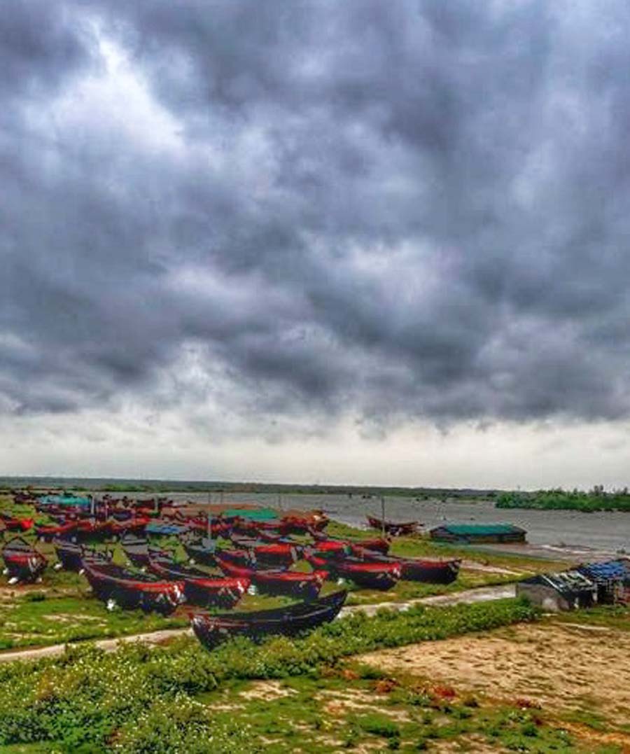At Mandarmani, fishing boats have been anchored to the shore after a red alert by IMD for the cyclone   