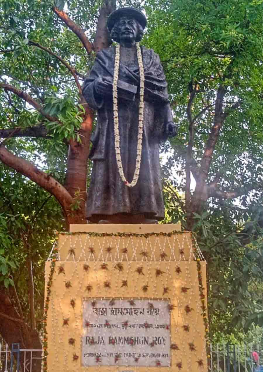 The 252nd birth anniversary of Raja Rammohan Roy was observed by the Brahmo Samaj on Wednesday in association with the West Bengal government and the Kolkata Municipal Corporation. Celebrations were held at the Maidan in front of the statue of Rammohan Roy. Students of Brahmo Balika Shikshalaya also participated in the programme  
