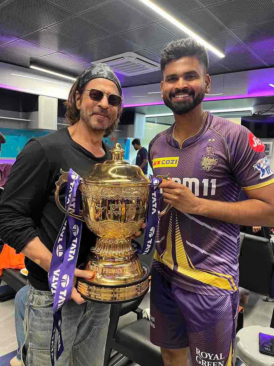 KKR skipper Shreyas Iyer posed with Shah Rukh while holding the IPL trophy. 