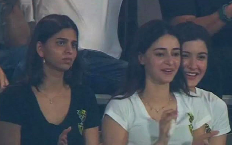 Best friends Ananya, Suhana and Shanaya Kapoor were engrossed in the game. While Ananya and Shanaya twinned in white, Shah Rukh’s daughter Suhana went for a black top.