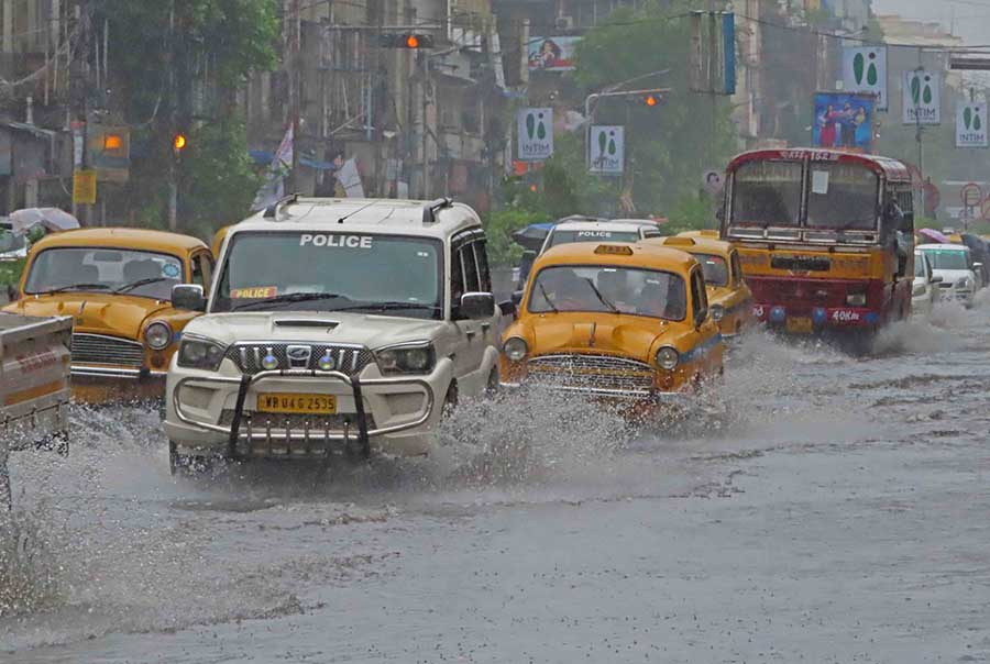 Traffic passes through the waterlogged stretch of Chittaranjan Avenue in front of School of Tropical Medicine 