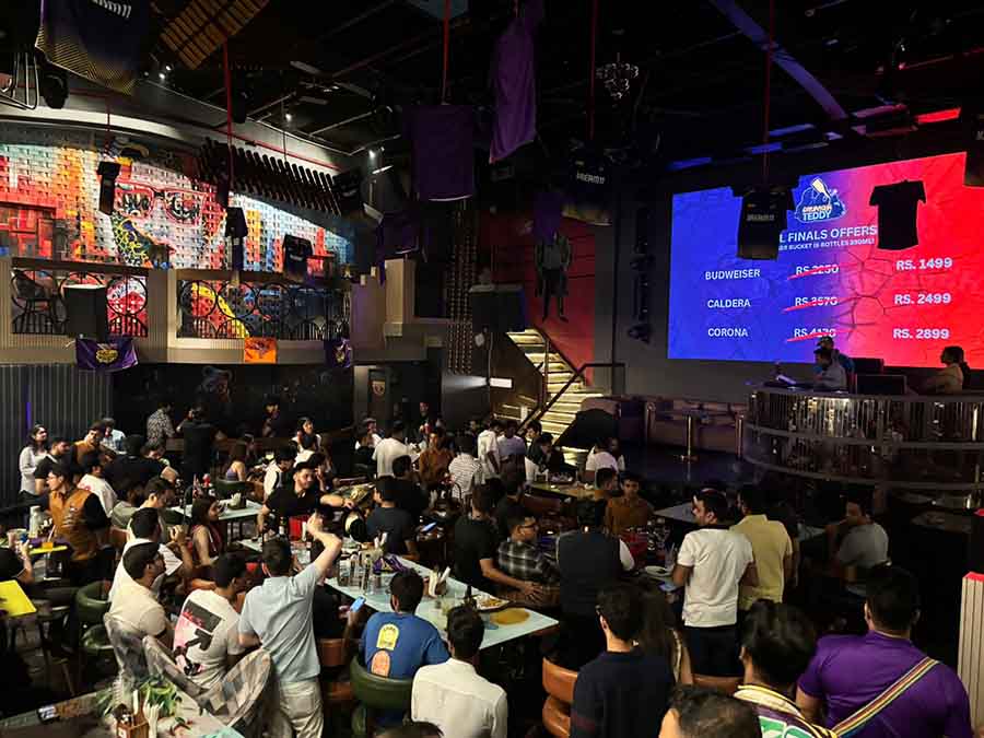 How did Drunken Teddy on Elgin Road tune into the finals? With all the cricketing action up on a big screen, and a serving of bites and signature cocktails. It was a packed house, decked in golden and purple balloons, KKR jerseys and flags. With every boundary that Venkatesh Iyer smashed out, cheers went up along with flags, and two dhol players added to the merriment