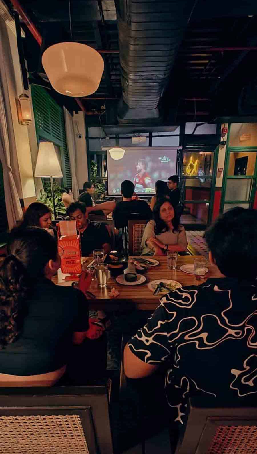 The vibe at SOCIAL’s #DoosraStadium was as bright as Shah Rukh Khan’s jubilant smile and Gautam Gambhir’s winning whoop. While fans cheered the Knights, they were served a 4:4 offer — buy four chilled beers and get four free. Items from their Stad-Yum menu were also available with dishes like Mad Madras Chilli Paneer, Luru Fried Prawn Popcorn and Veggie Cheer Platter, and more