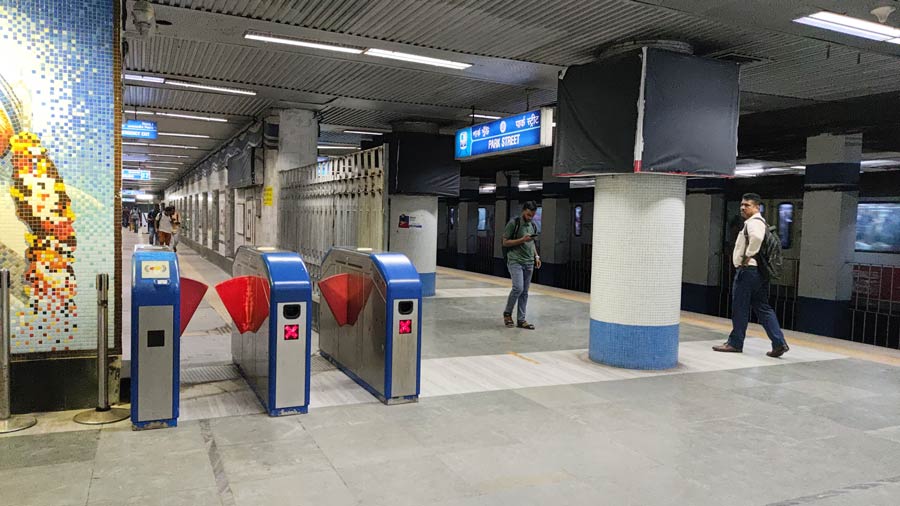 Two new Automatic Fare Collection Passenger Control System (AFCPC) gates have been installed near the ticket counters adjacent to the down platform of Park Street Metro station of East West Metro route for the benefit of the commuters  Metro Railway/Facebook Two new Automatic Fare Collection Passenger Control System (AFCPC) gates have been installed near the ticket counters adjacent to the down platform of Park Street Metro station of East West Metro route for the benefit of the commuters  