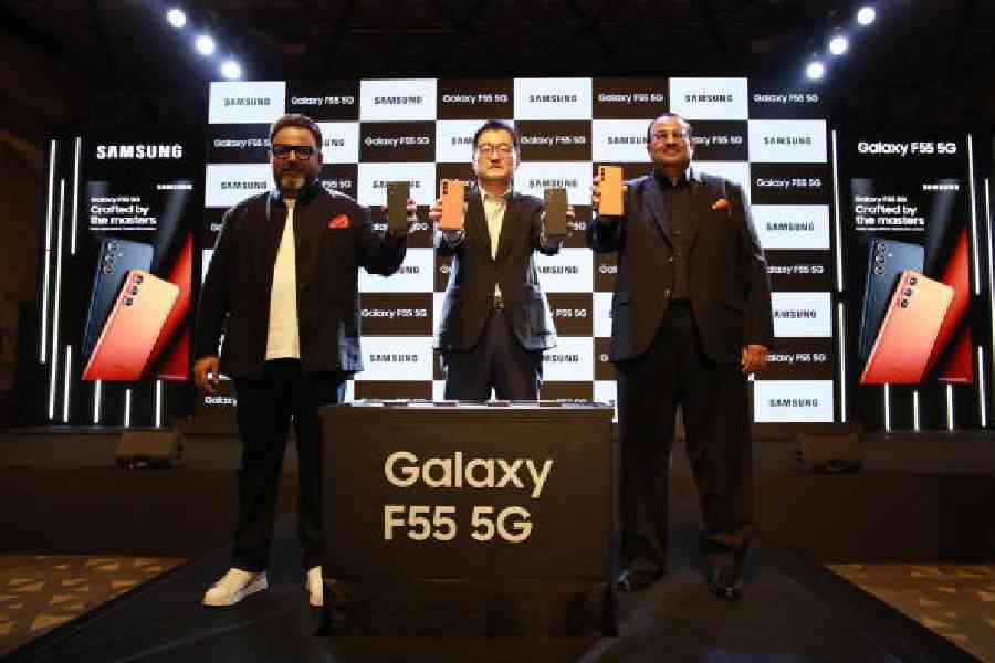 L-R) Aditya Babbar, VP MX Business; Soon Choi, executive vice-president, MX Business; and Raju Pullan, senior vice-president, MX Division, Samsung India, unveil the Samsung Galaxy F55 5G smartphone in New Delhi