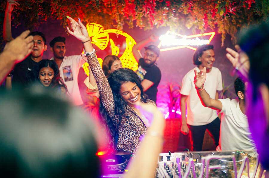 Expect Miss Ginko to deliver a night of unconventional music and rage of a party! The multitalented Arthi Nachiappan took the stage on May 17 at this vibrant Asian dine den near the Gariahat crossing, which has been making waves with its recent music gigs. She showcased her DJ skills in a mixed-genre set, getting the entire audience on the floor. Known for her versatility as a DJ, dancer and journalist, the London-based entertainer created free-flowing sets, where sounds like dancehall, reggaeton, afro beats, UK funky, garage and bass were prominent