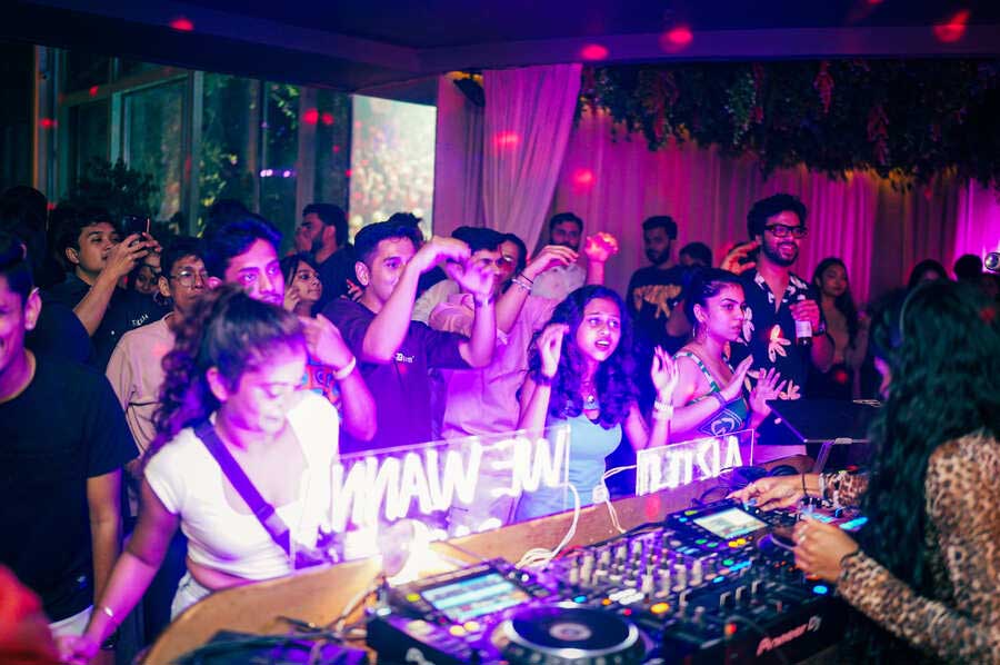 By adding samples of well-known songs, she added more fun to her set. The crowd packed in tightly up to the front of the console trying to keep up with Arthi’s music. Born in Chennai to Tamil parents, Arthi moved to Wales and the north of England before settling in Nottingham