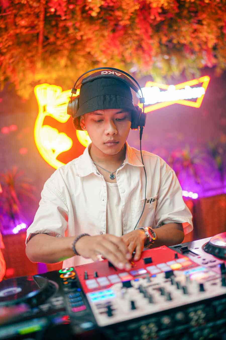 The night opened with resident DJ D/NAS, followed by (above) Gary Daniel, who amped up the energy to a crescendo before Arthi took over the console