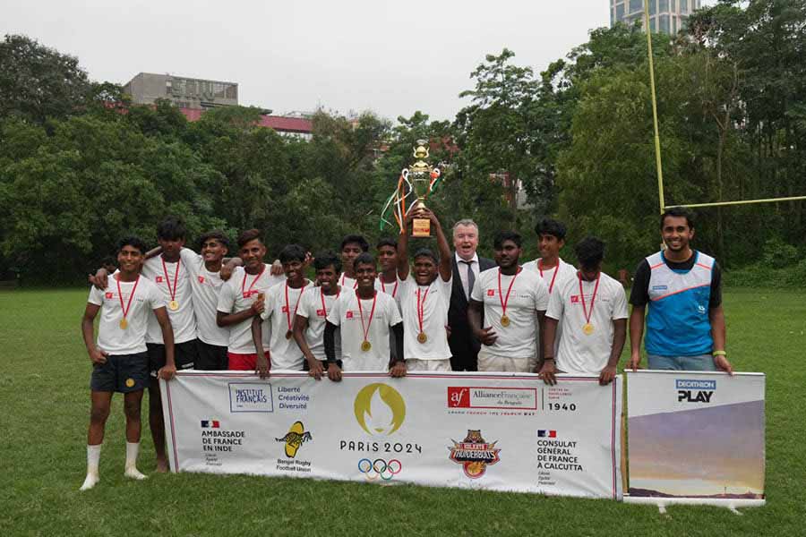 The winning team in the boys’ category with Philippe Kerbiriou.