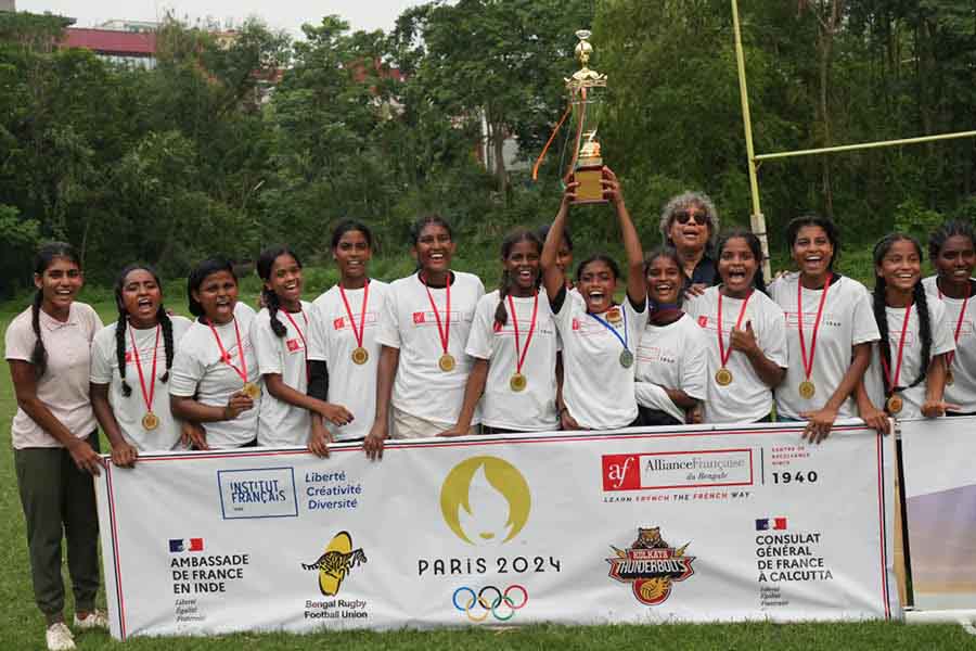 The winning team in the girls’ category with Sujata Sen.