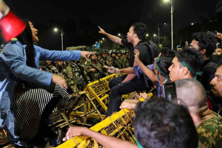 Protesters near a barricade placed in front of Bangabhaban demanding the resignation of President Mohammed Shahabuddin on October 22. (Reuters picture)