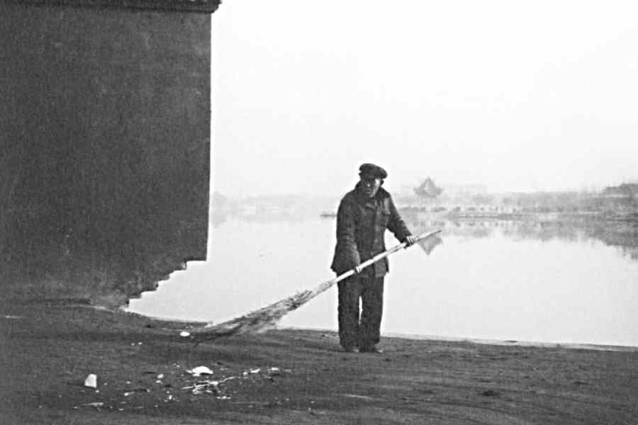 A photograph scanned from LA VOIE DU MILIEU: REFLETS DE LA CHINE (1988-2019) (Éditions Noires Terres, €45)