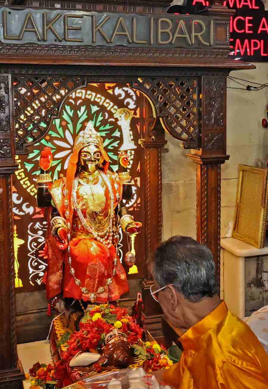 Midnight puja at Lake Kalibari  