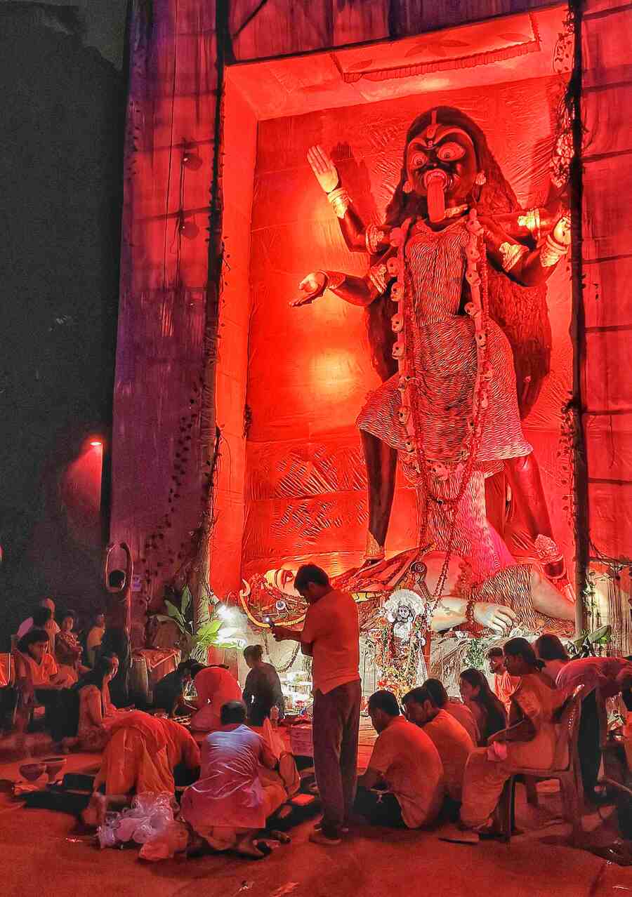 A 32ft Kali idol was worshipped at Anandamela Sporting Club in Baghajatin  
