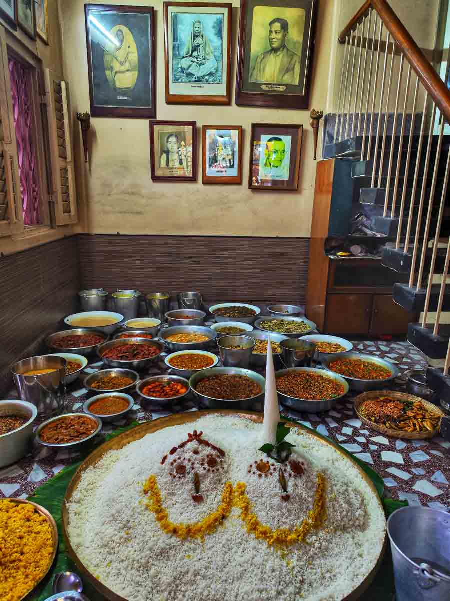 The offering to the deities includes 60kg rice, 100kgs of mixed vegetables and 115 to 120 kinds of sweets. Even soft drinks, ‘phuchka’, chocolates and whatever devotees eat in day-to-day life are offered